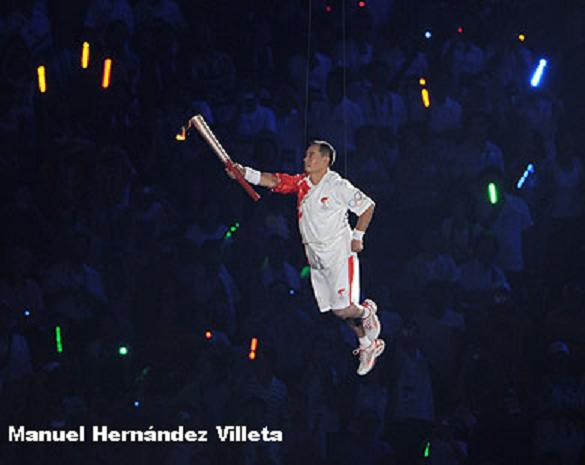 Banderas de 204 países y la llama ardiente  del pebetero saludan el comienzo  de la XXIX Olimpiada