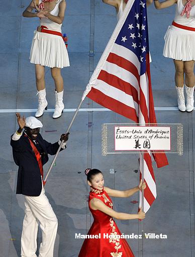 López Lomong, hombre de color, es el abanderado de los Estados Unidos en los Juegos Olímpicos
