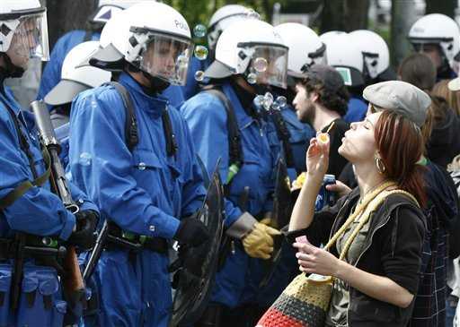 Manifestantes en Zurich, Suiza, soplan pompas de jabón a la policía. STEFFEN SCHMIDT / AP 