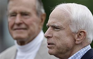 John McCain (en primer plano) junto a Bush padre. (Foto: AP)