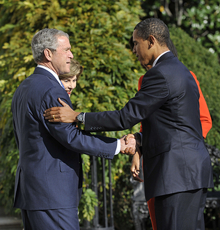  El presidente electo Barack Obama y su esposa Michelle saludan al actual presidente George W. Bush y su esposa Laura. Obama llegó a la Casa Blanca, donde recorrerá las instalaciones de la residencia y tendrá una conversación privada con el mandatario saliente Bush.