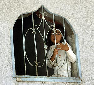 Una niña palestina observa el funeral de un militante en la franja de Gaza. (Foto: AFP)