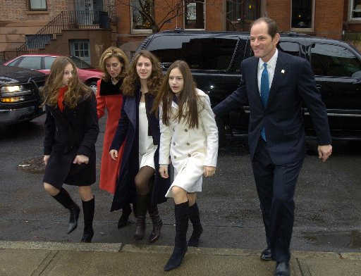Foto de archivo de el gobernador de Nueva York Eliot Spitzer, llega con sus tres hijas a una iglesia en Albany, Nueva York. AP 