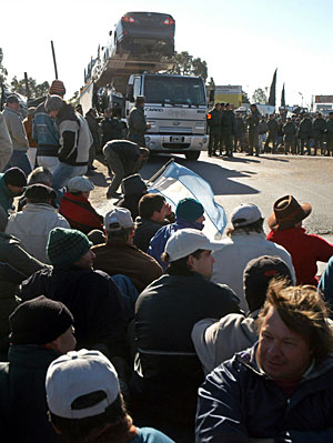 Productores agropecuarios bloquean la ruta nacional 14, cerca de Gualeguaychú (Argentina). (Foto: EFE)