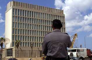  Policías cubanos vigilan los alrededores de la Sección de Intereses de Estados Unidos en La Habana.