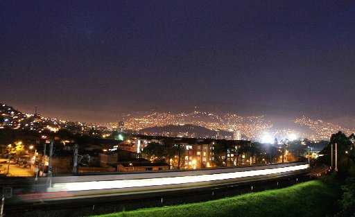Vista nocturna del metro de San Javier, en Medellín. RAUL ARBOLEDA / AFP/Getty Images 