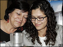 Lucía Morett en una conferencia de prensa en Quito junto a su madre (10/04/2008)