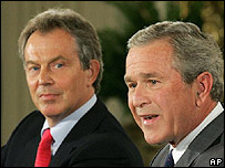 Tony Blair (izq.), primer ministro del Reino Unido, y George W. Bush, presidente de EE.UU.