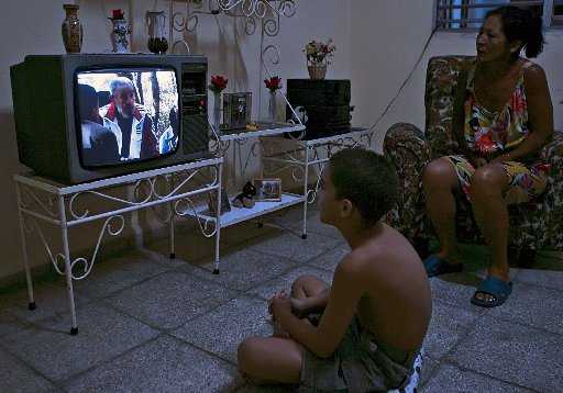 Los cubanos estuvieron atentos a las nuevas imágenes de Fidel Castro en momentos en que crecían los rumores sobre una recaída del ex gobernante. STR / AFP/Getty Images 