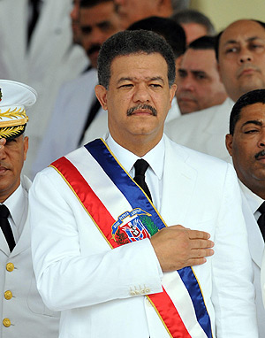 Leonel Fernández escucha el himno nacional antes de jurar su cargo. (Foto: EFE)