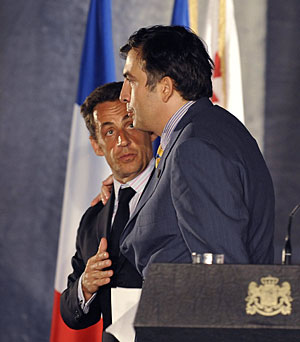 El presidente francés (izqda.) junto a su homólogo georgiano. (Foto: AFP)