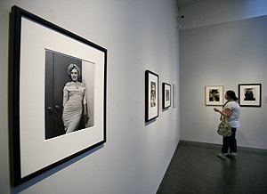Una foto de Marilyn, tomada por Philippe Halsman, en una exposición en Chicago. (Foto: AP)