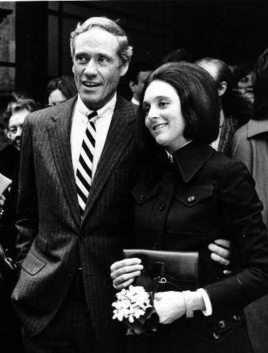 En el año 1971 Mel Ferrer y su esposa Lisa Soukhotine, recién casados en Londres. AP 