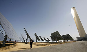 Imagen de la planta solar de Abengoa en Sanlucar La Mayor (Sevilla). (Foto: Esther Lobato)