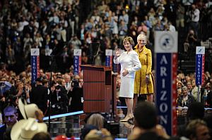 Laura Bush (izqda.) y Cindy McCain (dcha.), tras los discursos en el Xcel Energy Center de Minnesota. (Foto: AFP)