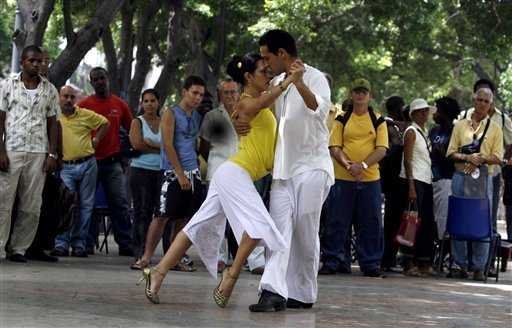 Una pareja de bailarines cubanos muestra su habilidad bailando el tango en el festival del Paseo del Prado. Javier Galeano / AP 