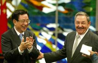  El gobernante cubano Raúl Castro junto a He Guoqiang, miembro del Buró Político del Partido  Comunista de China (PCCH), con quien se reunió en La Habana.