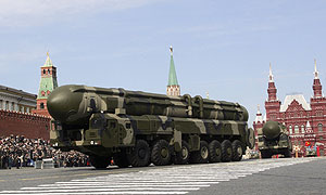 Un misil Topol-M ICBM, similar al probado hoy en rusia, desfila en la Plaza Roja de Moscú el pasado 9 de mayo. (Foto: AFP)