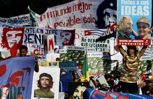 Los participantes llevaban coloridas pancartas alabando las bondades del régimen comunista cubano y el heroismo de sus líderes. Javier Galeano / AP 