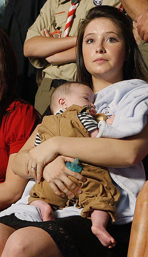 Bristol Palin, la joven embarazada, con su hermano pequeño. (Foto: AP)