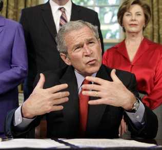  El presidente George W. Bush firmó una iniciativa para otorgarle en ausencia la Medalla de Oro del Congreso a la ganadora del Nobel de la Paz 1991 Aung San Suu Kyi, una activista birmana por la democracia.