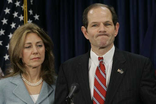 El gobernador de Nueva York, el demócrata Eliot Spitzer, se presentó con su familia en su oficina de Manhattan para pedir disculpas en público después que fuera vinculado a una red de prostitución. AP 