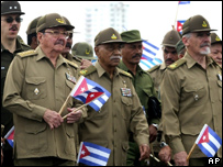 Raúl Castro junto a funcionarios del gobierno cubano