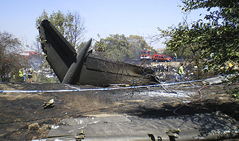 La cola del avión calcinado estaba enterrada en la tierra entre unos arbustos. AP 