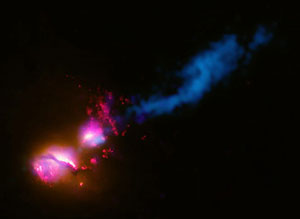 Estela del agujero negro de una galaxia que está arrastrando una constelación vecina. (Foto: NASA/EFE)