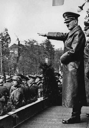 Hitler saluda a las tropas alemanas en Viena. (Foto: AP)