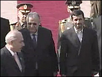 Jalal Talaban, presidente de Irak, y Mahmoud Ahmadinejad, presidente de Irán en el aeropuerto de Bagdad.