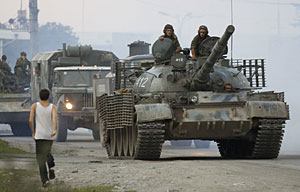 Tropas rusas en la ciudad de Alagir se dirigen a Osetia del Sur. (Foto: REUTERS)