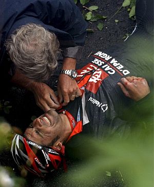 Óscar Pereiro es atendido tras sufrir su caída. (Foto: EFE)