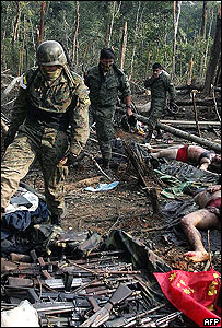 Soldados ecuatorianos en campamento de las FARC.