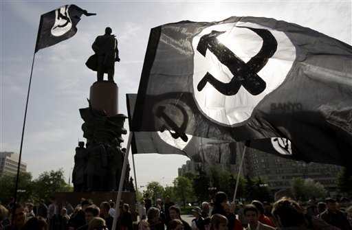 Las banderas del Partido Nacional Bolchevique ondearon frente al monumento a Lenin en Moscú. Misha Japaridze / AP 
