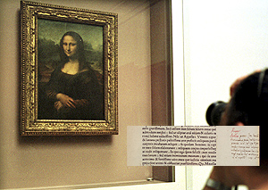 'La Gioconda', en el Louvre, y la incripción que ha confirmado su identidad. (Fotos: AP/REUTERS)
