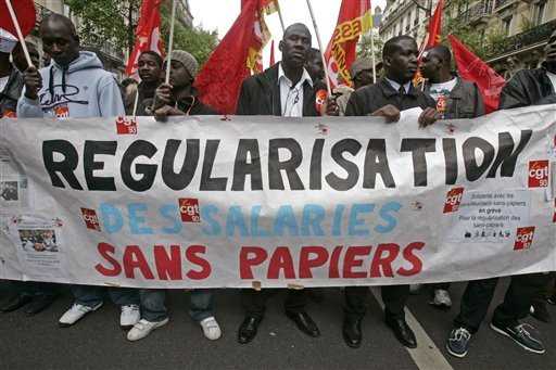 Inmigrantes ilegales manifestaron en París pidiendo la oportunidad de regularizar su situación en Francia. Michel Euler / AP 
