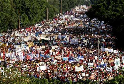 Una columna multitudinaria, sigzagueante y colorida, caminó al compás de bandas sonoras e himnos y fue encabezada por una columna de jóvenes de la Universidad de Ciencias Informáticas (UCI) quienes portaban una computadora gigante en la cual se leía 