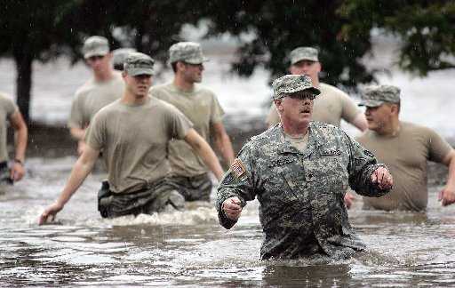 Soldados de la Guardia Nacional acudieron a Vinton, Iowa, el martes para colaborar con la recuperación de las inundaciones. Vinton es una de las múltiples ciudades de Iowa que están bajo agua. AP 