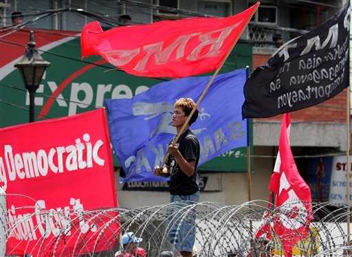 Manifestantes en Filipinas hicieron barricadas y tiraron piedras contra la policía. Bullit Marquez / AP 