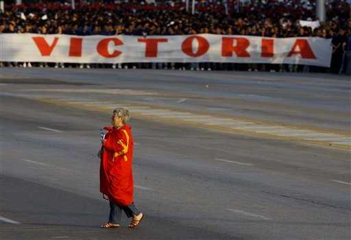 Una mujer envuelta en la bandera de la difunta Unión Soviética atraviesa la Plaza de la Revolución. Javier Galeano / AP 