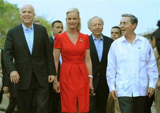 John McCain dijo que presionó al presidente Alvaro Uribe para que mejore los antecedentes del gobierno colombiano en materia de derechos humanos. Fernando Vergara / AP 