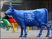 Vaca artificial con el símbolo de la Unión Europea en Bruselas (febrero 2008).