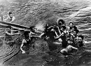 McCain es rescatado en el lago Truc Bach de Hanoi después de ser alcanzado por un misil vietnamita en pleno vuelo. (Foto: EPA)
