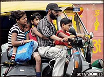 Familia en Nueva Delhi trasladándose en una motocicleta