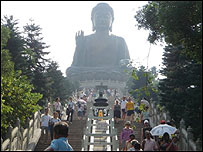 Hongkoneses visitan la estatua de Buda