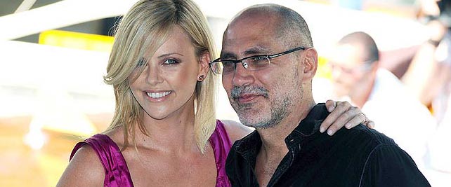 Guillermo Arriaga y Charlize Theron, antes de la presentación de la cinta ’The Burning Plain’. (Foto: EFE)