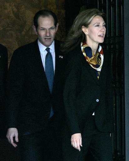 El gobernador de Nueva York Eliot Spitzer y su esposa Silda saliendo de su residencia el 12 de marzo de 2008. El gobernador de Nueva York, Eliot Spitzer, confirmó que renuncia a su cargo a partir del lunes 18 de marzo y que David Paterson se convertirá en el primer gobernador negro y legalmente ciego de Nueva York. AP 