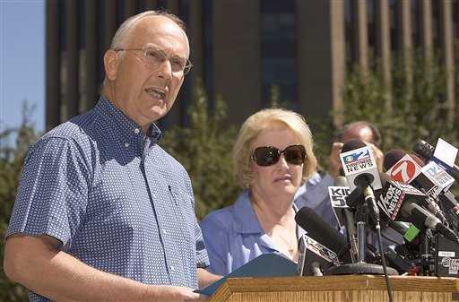 El Senador Republicano Larry Craig, con su esposa Suzanne en una foto de archivo del 28 de agosto de 2007. Muchas mujeres apoyaron a sus maridos en circunstancias vergonzosas. TROY MABEN / AP 