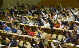  Los delegados a la Asamblea Nacional levantan la mano para votar durante la reunión del cuerpo legislativo.